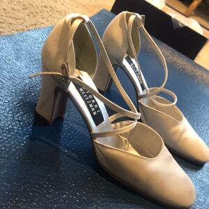 White satin Stuart Weizmann Size: 7.5 Mediun